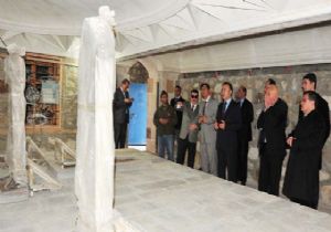 Altıparmak, Efe Hz.'leri türbesi başında dua ile andı